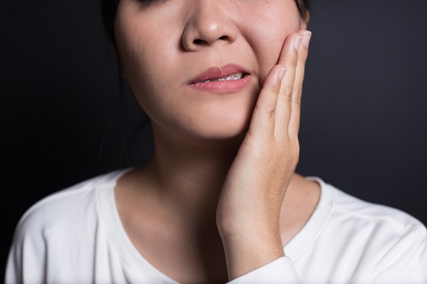 How to Care for A Cracked Tooth in an Emergency